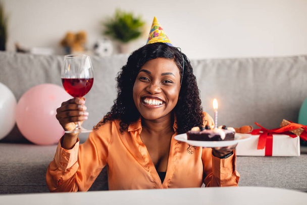 Joyeux afro-américaine Lady Holding B-Day Célébration gâteau intérieur vacances - Photo, image