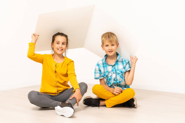 children with roof on white background - Foto, Imagen