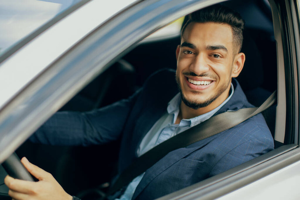 Πορτρέτο του χαμογελαστού μεσανατολίτη επιχειρηματία οδήγηση αυτοκινήτου - Φωτογραφία, εικόνα