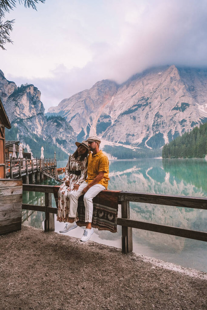 pari lomalla Italian Dolomiitit, Kaunis järvi Italian Alpeilla, Lago di Braies - Valokuva, kuva