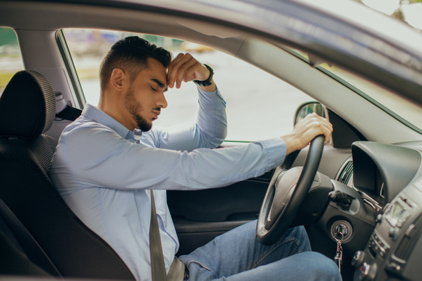 Upset arab businessman driver touching his head, stuck in traffic - Valokuva, kuva