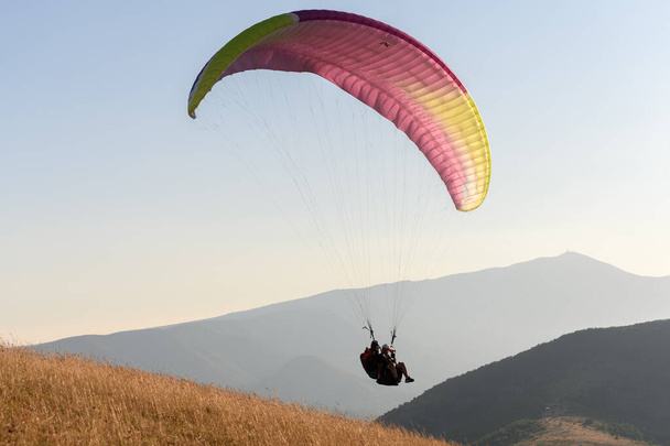 Parapendio volo in aria sopra le montagne. Drome, Francia. - Foto, immagini