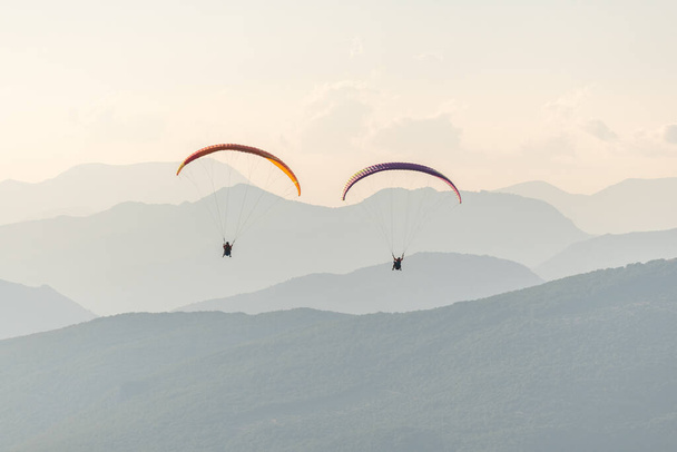 Gleitschirmflug in der Luft über den Bergen. Drome, Frankreich. - Foto, Bild