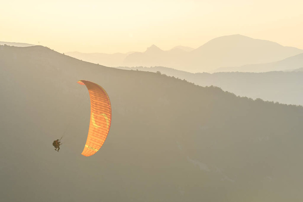 Vuelo en parapente en el aire sobre las montañas. Drome, Francia. - Foto, imagen