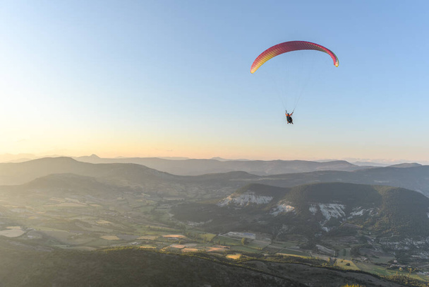 Paragliding flight in the air over the mountains. Drome, France. - Φωτογραφία, εικόνα