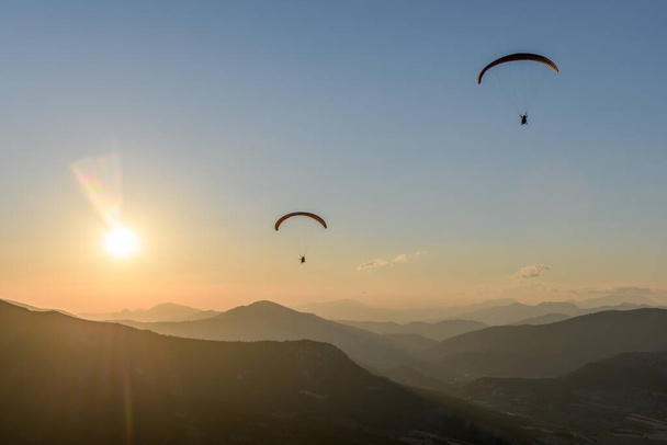 Parapendio volo in aria sopra le montagne. Drome, Francia. - Foto, immagini