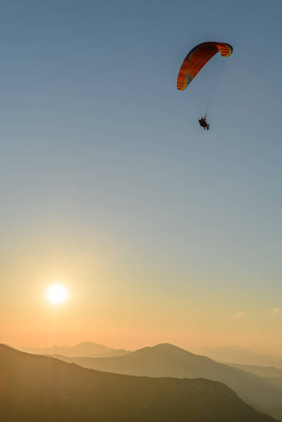 Vuelo en parapente en el aire sobre las montañas. Drome, Francia. - Foto, imagen