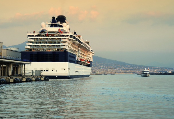gün batımı sırasında cruise gemi Napoli limanında - Fotoğraf, Görsel