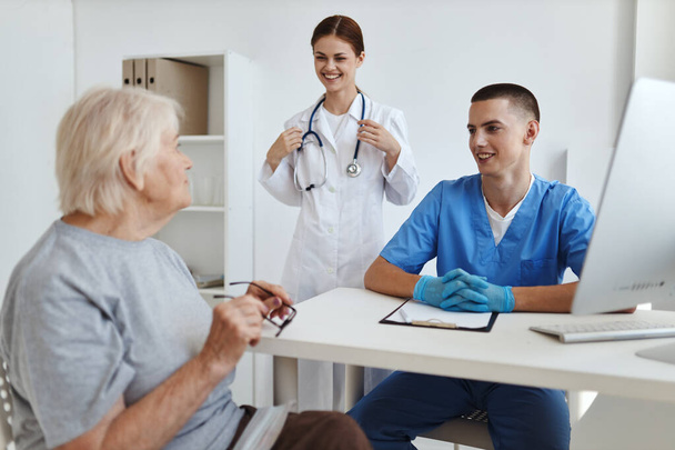 ältere Patientin bei Arzttermin und Krankenschwester - Foto, Bild