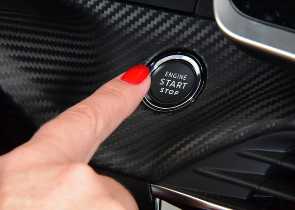 Kobiety aktywują przycisk, aby uruchomić i zatrzymać dla silnika samochodu - Zdjęcie, obraz