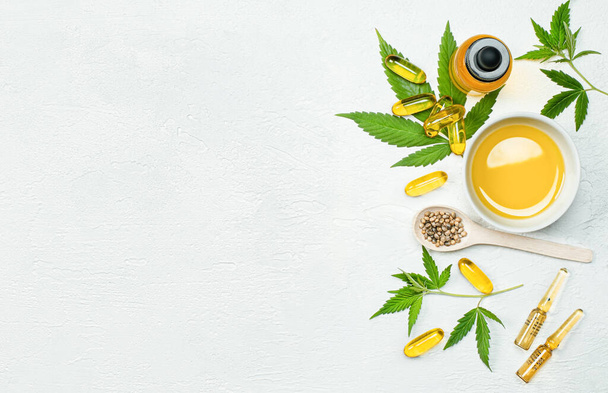 cbd olio, capsule, foglie e semi di cannabis su tavolo di cemento grigio, concetto di medicina alternativa e prodotti a base di cannabidiolo - Foto, immagini
