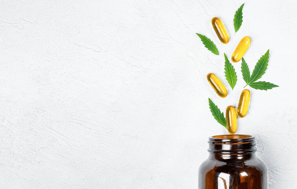cannabis capsules en bladeren, concept voor het maken van cannabidiol producten - Foto, afbeelding