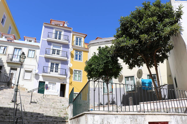 Lizbon, Portekiz 'de bir cadde manzarası - Fotoğraf, Görsel