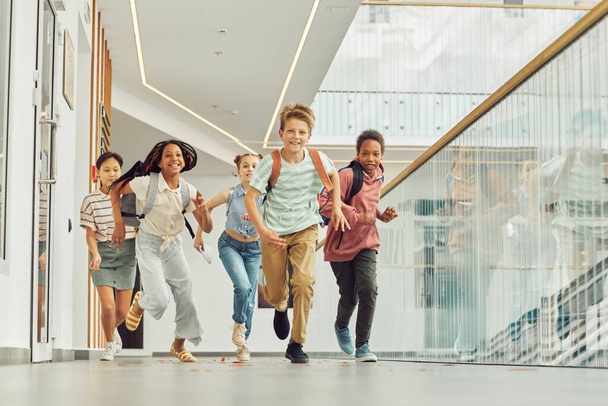 Lapset juoksevat koulussa - Valokuva, kuva
