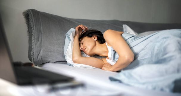 Woman sleeping sweet in morning - Фото, зображення