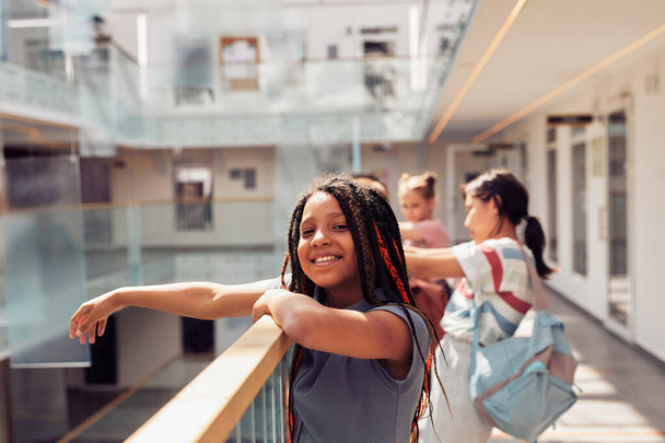 Usmívající se dívka těší školní den - Fotografie, Obrázek