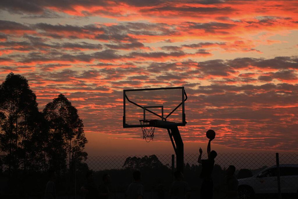 silhouette of a basketball hoop on the beach - Foto, Imagen