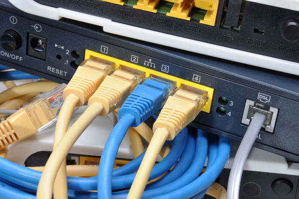 routeur avec câbles connectés
 - Photo, image