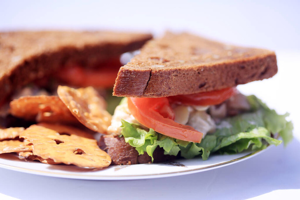 Сэндвич с куриным салатом и зерновым хлебом. Концепция обеда. Куриный салат на хлеб. - Фото, изображение
