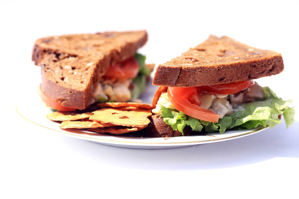Курячий салат Сендвіч на мультизерновому хлібі. Концепція обіду. Курячий салат на хлібі
. - Фото, зображення
