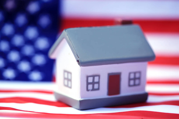 House with American flag. American Real Estate concept. United States Housing Market Concepts. - Valokuva, kuva