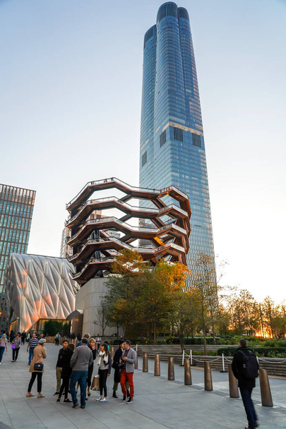 NEW YORK - OCTOBER 24, 2019: The Vessel, the centerpiece of the Public Square and Gardens at Hudson Yards. In 2021 Vessel faces calls for closure after fourth jump death suicide - Foto, Bild