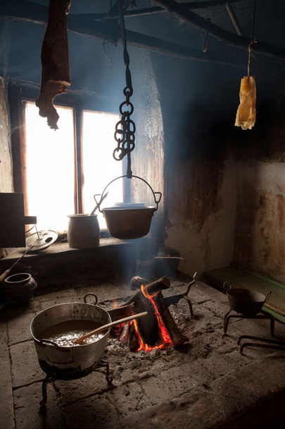 Foyer ouvert dans la cuisine traditionnelle noire
" - Photo, image