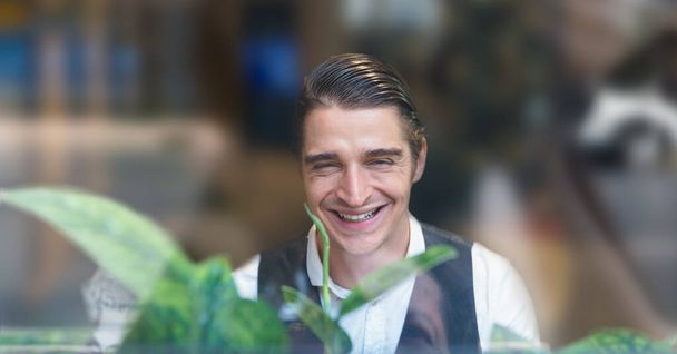 business portrat of happy caucasian young businessman looking at camera and smiling in business workplace - Foto, Bild