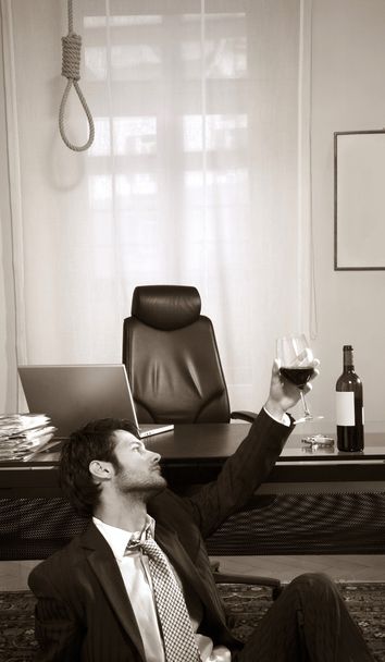Empresario con vino y horca
 - Foto, imagen