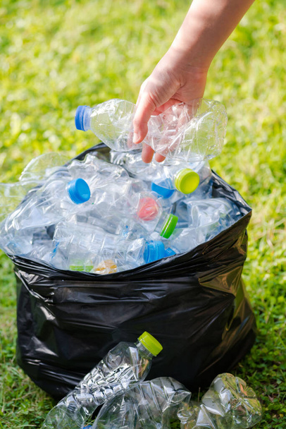 Botellas de plástico a la espera de ser tomadas para reciclar
. - Foto, imagen