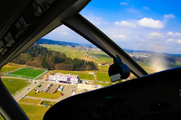 Aproximación para la vista de aterrizaje desde la ventana de cabina del avión
. - Foto, imagen