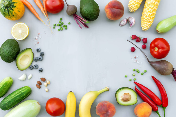 Vlak gelegd met verschillende voedingsmiddelen, biologische groenten, bio fruit, bessen, noten - Foto, afbeelding