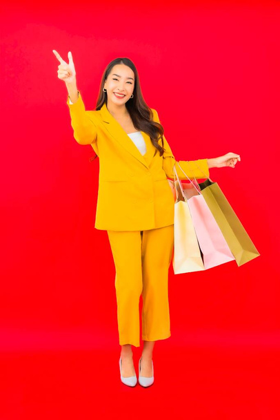 Πορτρέτο όμορφη νεαρή Ασιάτισσα γυναίκα με πολλή τσάντα ψώνια πιστωτική κάρτα και κινητό τηλέφωνο - Φωτογραφία, εικόνα