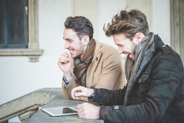 dois jovens empresários bonitos usando tablet
 - Foto, Imagem