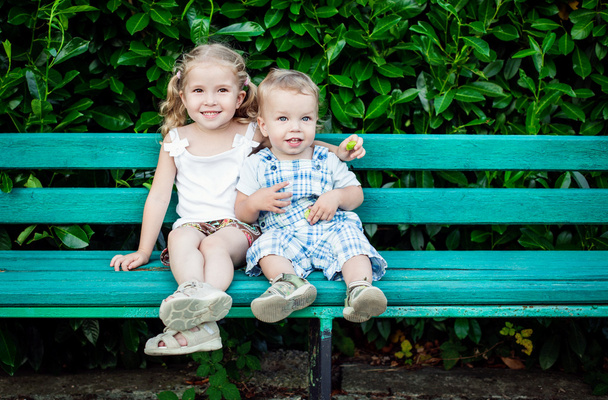 Смешные маленькие дети брат и сестра
 - Фото, изображение