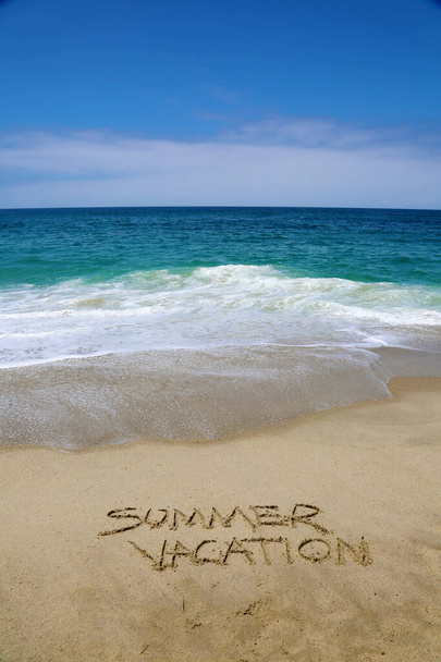 The words SUMMER VACATION written in the sand in Laguna Beach California - Foto, afbeelding