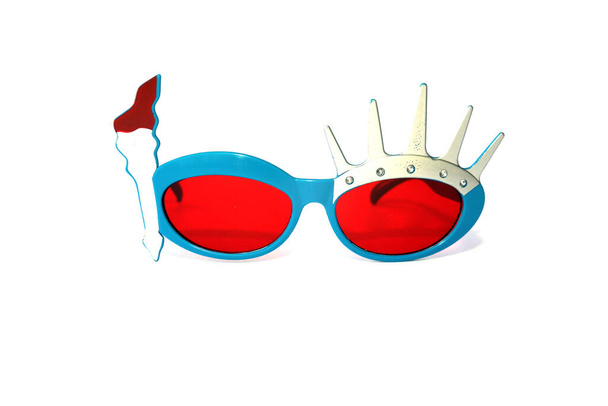 Statue of Liberty Sunglasses. Isolated on white. room for text. red lens 4th of july glasses. - Foto, Bild