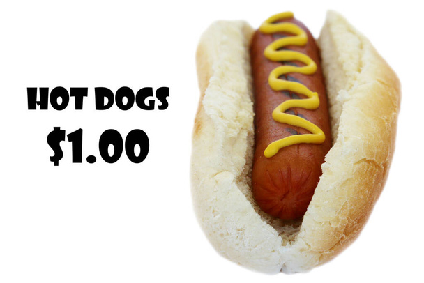 Гарячий собака. Улюблена американська закуска "Гарячого пса". Hot Dog in Bun with Mustard Ізольований на білому. Місце для тексту. - Фото, зображення