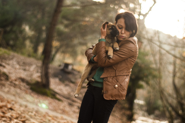 Женщина любит своего щенка
 - Фото, изображение
