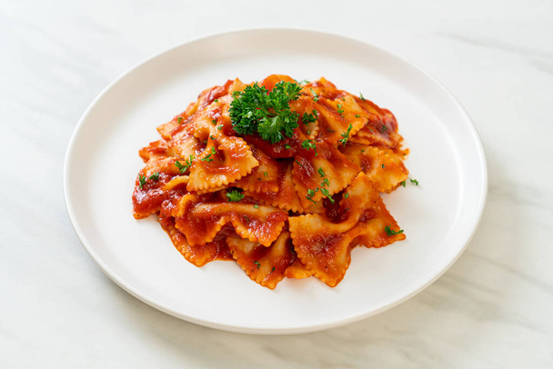 farfalle pasta in tomato sauce with parsley - Italian food style - Fotoğraf, Görsel