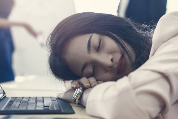 zakenvrouw werken vanuit huis slapen op de werkplek en moe voelen na het werken op tablet computer, Lifestyle vrouw ontspannen na het werken thuis concept. depressieve zakenvrouw. - Foto, afbeelding