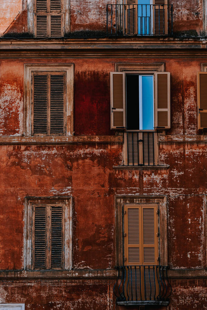 A vertical shot of an old building in Rome - Fotoğraf, Görsel