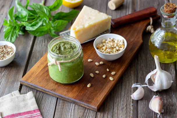 Italian pesto sauce on a wooden background. National kitchen. Healthy eating. Vegetarian food - Foto, afbeelding