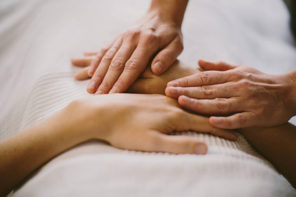 A masseuse massaging the hands - Foto, Imagen