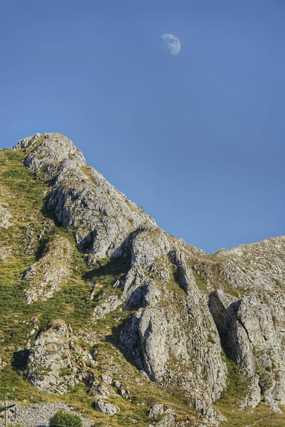 A vertical shot of cliffs under a clear blue sky - 写真・画像