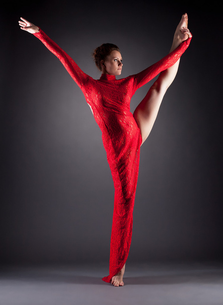 Beautiful slim dancer doing vertical split - Foto, afbeelding