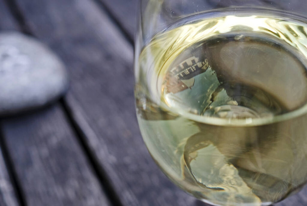A closeup shot of a glass of white wine - Fotoğraf, Görsel