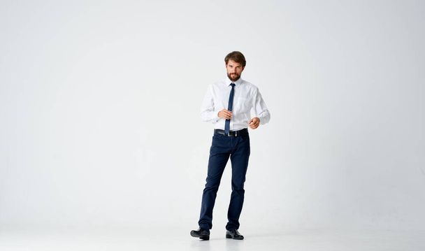 uomo d'affari in camicia con cravatta moda posa studio full length - Foto, immagini