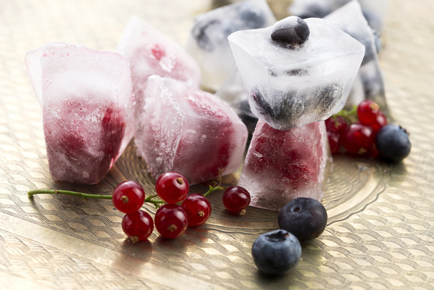 Fruits à baies frais congelés dans des glaçons
 - Photo, image
