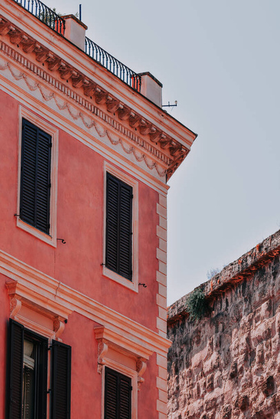 A vertical shot of a building with a pink facade in Rome, Italy - Fotoğraf, Görsel